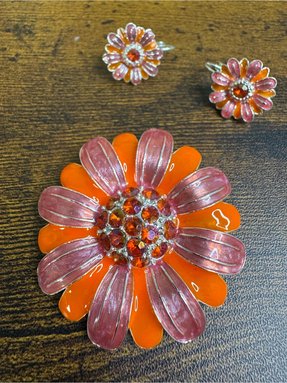 Avon 2005 COLORFUL DAISY Orange and Pink Flower Brooch with Matching Earrings